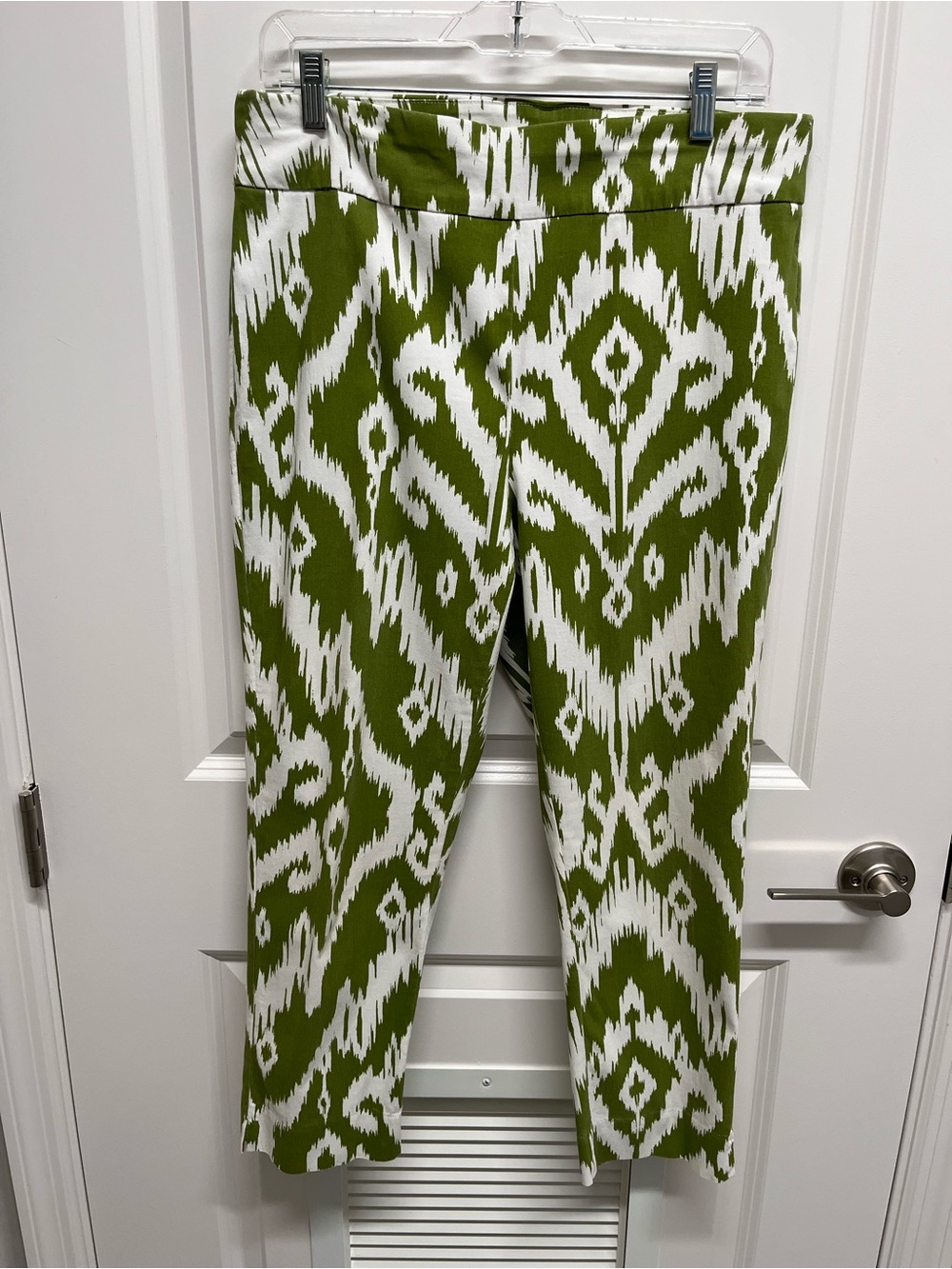 Chico's Olive Green & White Printed Cropped Pull-On Pants
